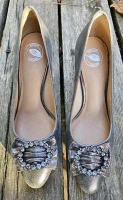 Bonitas bombas Nurture JULEE plateadas de cuero gris metalizado con hebilla de estrás 7 Foto 1 de 4