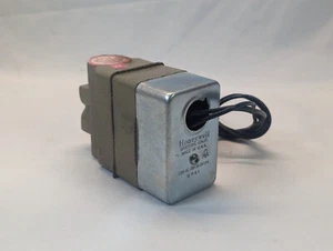 Honeywell V4202A 1017 Main Automatic Gas Valve 120V 3/4" Inlet V4202A1017 - Picture 1 of 4