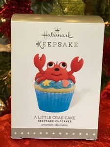 2015 Hallmark A LITTLE CRAB CAKE Ornament KEEPSAKE CUPCAKES #1 Beach August - Picture 1 of 5