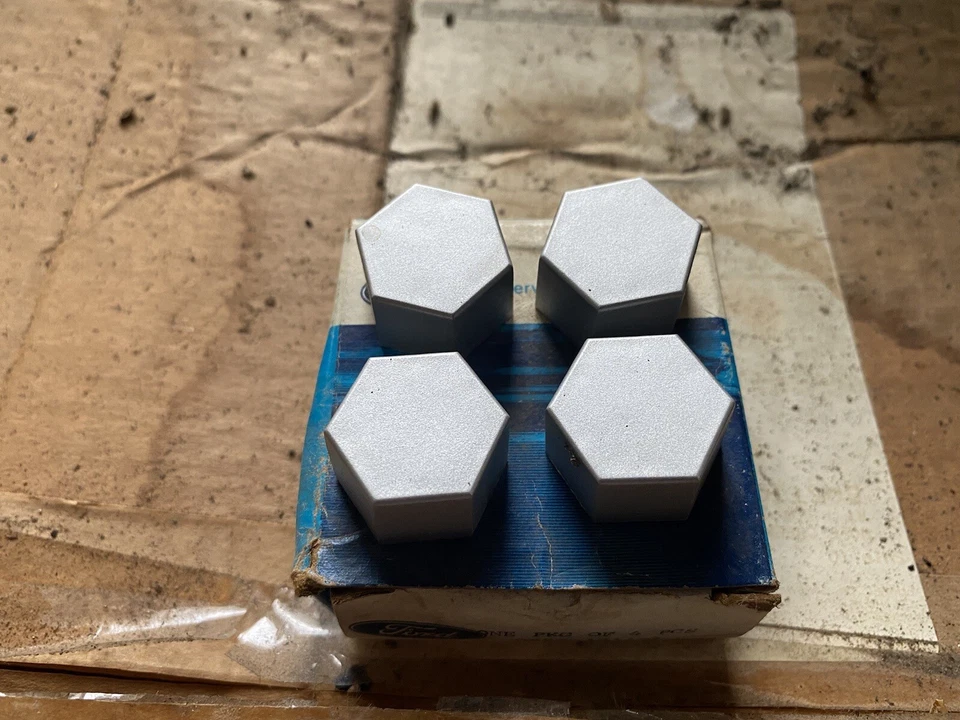 Juego de 4 cubiertas de perno Ford Fiesta 1978 1979 D8RZ-1011-A nuevo de lote Foto 1 de 4