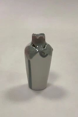 Jarrón Rorstrand Art Nouveau con flores en relieve y tapa calada Foto 1 de 4