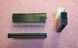 CONECTORES DE TARJETA DE BORDE DE DOBLE HOJA QTY(3) 25 POSICIONES 50 PINES R/A 2,54 mm 530218-1 AMP - Imagen 1 de 3