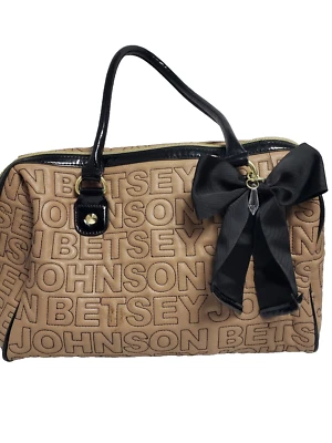 Bolso grande Betsy Johnson marrón tostado con lazo negro acolchado con forro negro XOX Foto 1 de 3
