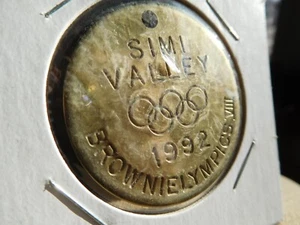EI GIRL SCOUT 1992 SIMI VALLEY CALIFORNIA BROWNIE OLYMPICS MEDALLION DANGLE COIN - Bild 1 von 4