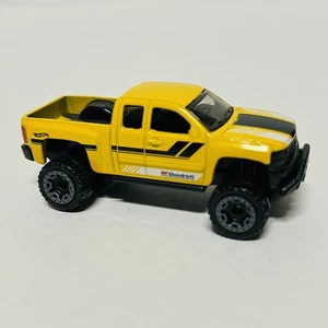 Chevy Silverado 2022 Hot Wheels todo terreno HW Hot Trucks amarillo suelto 4x4 4x4 - Imagen 1 de 5