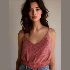 Camiseta sin mangas recortada Willow & Root floral roja floral - Imagen 1 de 7