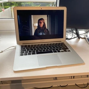 Apple MacBook Air 13,3 Zoll (128GB SSD, Intel i5Gen., 2,90GHz, 8GB Juni, 2017 - Afbeelding 1 van 11