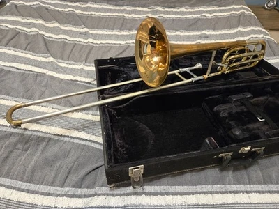 Trombón tenor Holton TR150 BB/F - Estuche, 2 boquillas, lira de marcha Foto 1 de 4