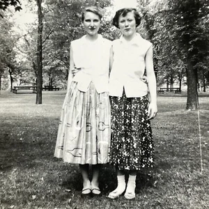 O3 Photograph 1950's Young Women Friends Embrace Style Fashion - Picture 1 of 3