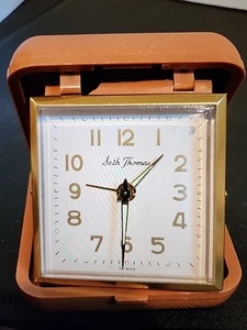 Reloj despertador de viaje cuadrado vintage Seth Thomas cuerda pequeña grieta en bisagra - Imagen 1 de 6
