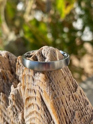 Простой, заниженный, атласная матовая отделка, твердое титановое кольцо, 4 мм свадьбы - Изображение 1 из 4