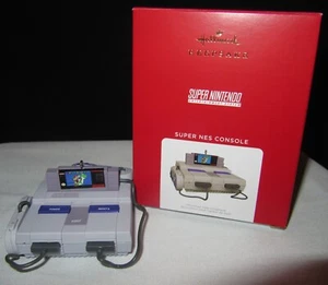 Nuevo en caja Hallmark Keepsake Ornament 2021 consola Super Nintendo Mario Lights Sounds - Imagen 1 de 2