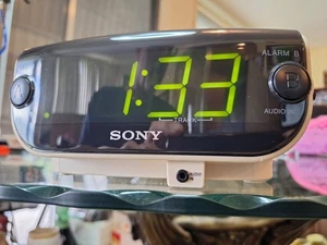 Sony FM/AM CD Clock Radio Dual Alarm Dream Machine Model ICF-CD815/White/Nice! - Picture 1 of 11