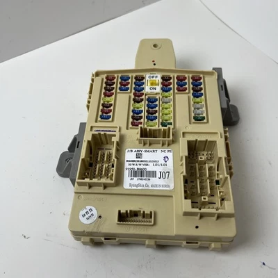 2018 HYUNDAI SANTA FE XL CABIN FUSE RELAY JUNCTION BOX 81850-B8600 OEM — 第 1/4 张图片