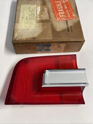 Lente de luz trasera izquierda Mopar nueva de Lote Antiguo Plymouth Fury I & II Station Wagon Foto 1 de 4