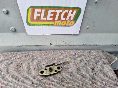 2001 SUZUKI GSX1300R HAYABUSA ПОКОЛЕНИЕ 1 МЕХАНИЗМ ЗАХВАТА ЗАДНЕГО СИДЕНЬЯ - Изображение 1 из 3