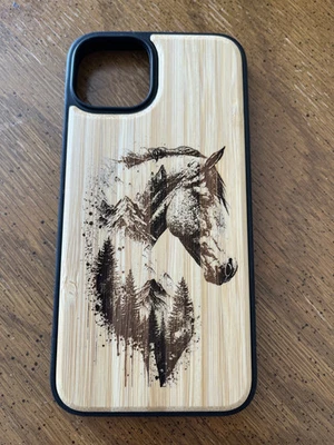 Funda iPhone 13, Cubierta Madera Bambú con Grabado Caballo/Naturaleza Foto 1 de 4