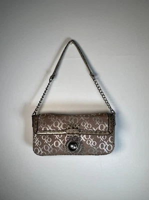 Bolso pulso XOXO Y2K en color tostado con correa de metal e imitación de cuero en algodón Foto 1 de 4