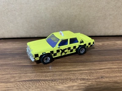 Matchbox 1987 Ford LTD Airport Taxi Yellow 1:64 - Image 1 of 4