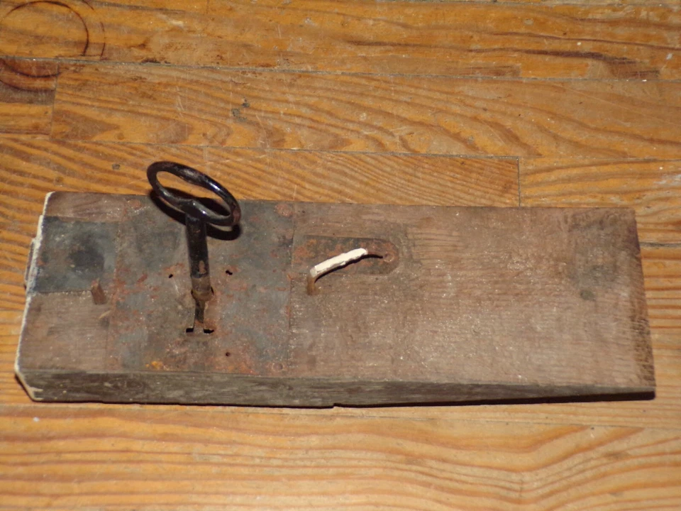 ANCIENNE SERRURE BOIS ET FER FORGE ET SA CLEF - Photo 1/4