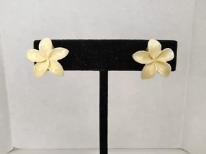 Vintage Porcelain Trillium Flower Clip On Earrings - Picture 1 of 8