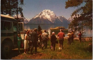 Postal del Parque Nacional Grand Teton de los años 50 "Jackson Hole en autobús y barco" sin usar - Imagen 1 de 2