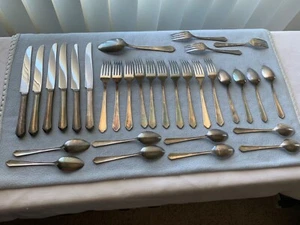 WM A. Rogers A1 Plus Oneida Ltd. Leaf Pattern Silverware Flatware Dinnerware 32 - Picture 1 of 7