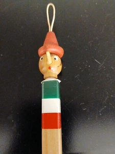 1980s ITALIAN PINOCCHIO (HEADED) WOOD PEN SOUVENIR ITALY Hanger-Red/White/Green - Picture 1 of 11