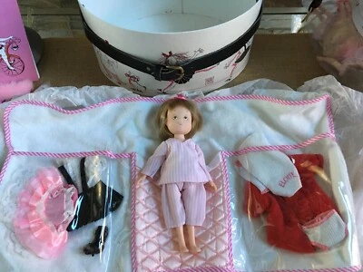 MUÑECA ELOISE de vinilo Madame Alexander 8" + caja de sombrero y artículos diversos, juego incompleto #3 Foto 1 de 4