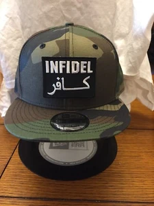 Sombrero/Gorra CAMO New Era NE400 9Fifty con Ala Plana Letras Árabes INFIDEL  - Imagen 1 de 4