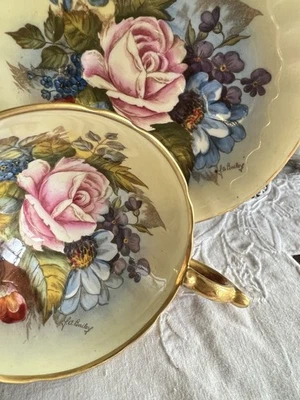 Collectable Aynsley Cabbage Rose J.A. Bailey Signed Cup & Saucer Gold Lustre - Image 1 of 4
