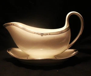 WEDGWOOD AMHERST GRAVY BOAT & UNDERPLATE - Picture 1 of 4
