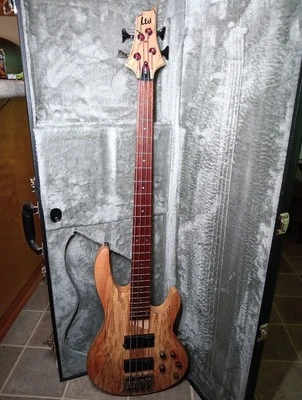 Hermoso bajo ESP B-204 toca maravillosamente con estuche rígido Foto 1 de 4