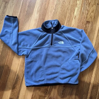 Chaqueta polar pequeña The North Face para niños azul claro negra 1/4 cremallera capa pulóver Foto 1 de 4