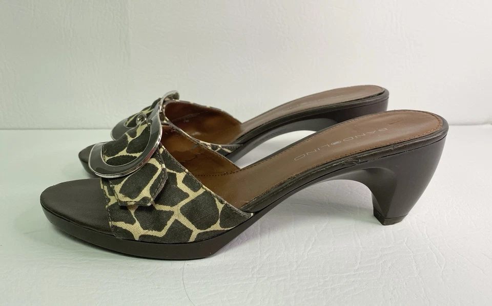 "Bandolino Punta Abierta Estampado de Jirafa Lona con Hebilla Deslizable Sandalia 2.5"" Tacón Talla 7 M" Foto 1 de 4