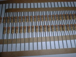 25x 200 Ohm / 0,5 Watt Carbon Film Resistor Ø3x9mm - Picture 1 of 2