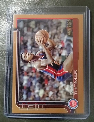 Pistones paralelos de baloncesto Isiah Thomas Gold Border 1469/2025 HOF Topps 2025-26 Foto 1 de 3