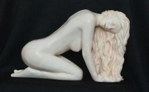 Lovely vintage naked kneeling female figurine with long hair, cream colour - Picture 1 of 5