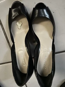 Calvin Klein Damen schwarz Saxton Keilabsatz Pumps Absatz Größe US 7 1/2 M - Bild 1 von 3