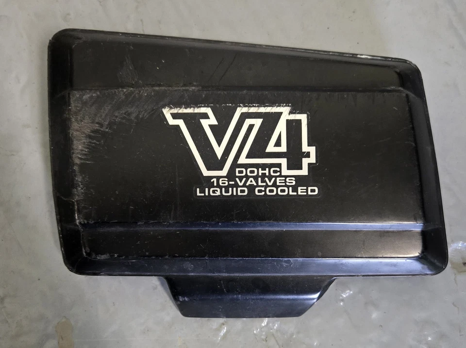 OEM HONDA 1983-1985 VF750 SABLE LH CUBIERTA LATERAL ELÉCTRICA 38040-MB0-700 Foto 1 de 4
