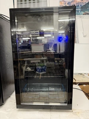 Getränkekühlschrank mit Glastür undmit höhenverstellbaren Regalen 93L - Bild 1 von 4