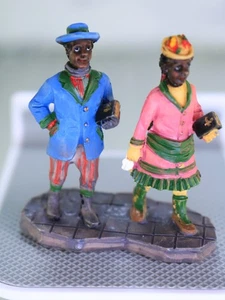 Pareja victoriana miniatura caminando con libros estatuilla accesorio pueblo de vacaciones - Imagen 1 de 11