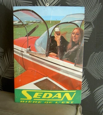 GRANDE plaque ancienne tôle Bistrot " PIN UP AVION SEDAN" vintage -34 cm X 24 cm - Photo 1/4