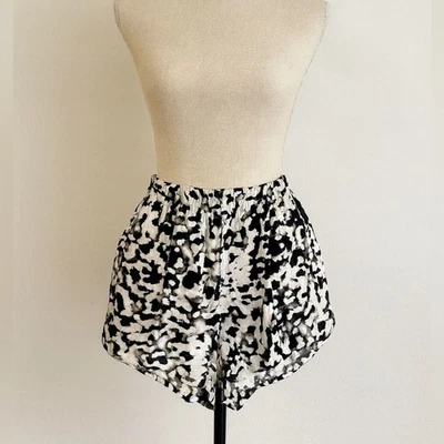 Shorts de cintura elástica Calvin Klein feminino preto branco estampa de animais tamanho grande - Imagem 1 de 4