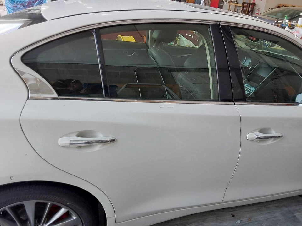 Used Rear Right Door Assembly Rear Side fits: 2018 Infiniti Q50 electric Rear Ri — 第 1/4 张图片