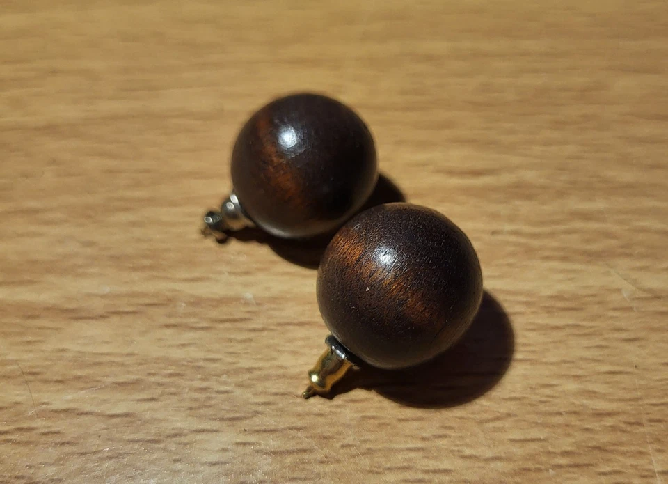Круглые коричневые деревянные серьги-шарики - Изображение 1 из 1