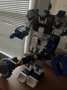 Titan Cybertron Metroplex - Picture 1 of 5