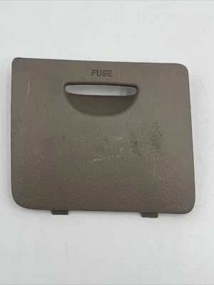 Cubierta de panel de fusibles Kia Spectra 2004-2009 panel de puerta de acceso tapa de moldura original OEM Foto 1 de 4