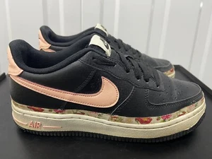 NIKE AIR FORCE 1 SNEAKER SCHWARZ GEBLÜMT GRÖßE UK 4 LEDER PINK BQ2501-001 - Bild 1 von 9