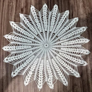 Exquisites handgefertigtes gehäkeltes Baumwollspitzendeckchen, 17,5 Zoll - Bild 1 von 11